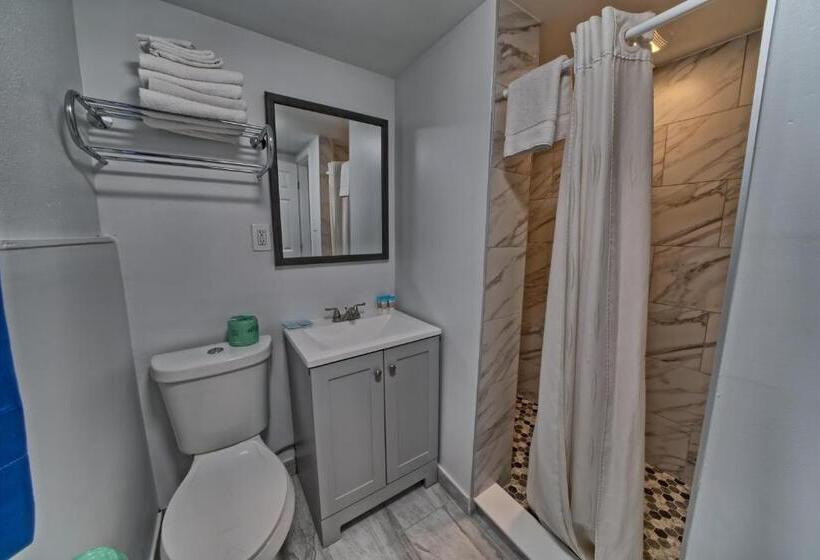 شقة غرفة واحدة, Aqua View Motel
