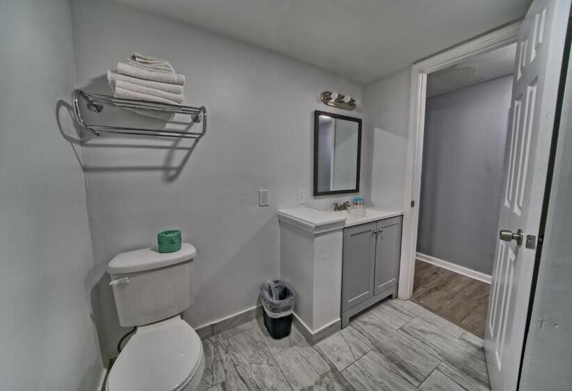 Апартаменты 1 Спальня Вид на Бассейн, Aqua View Motel