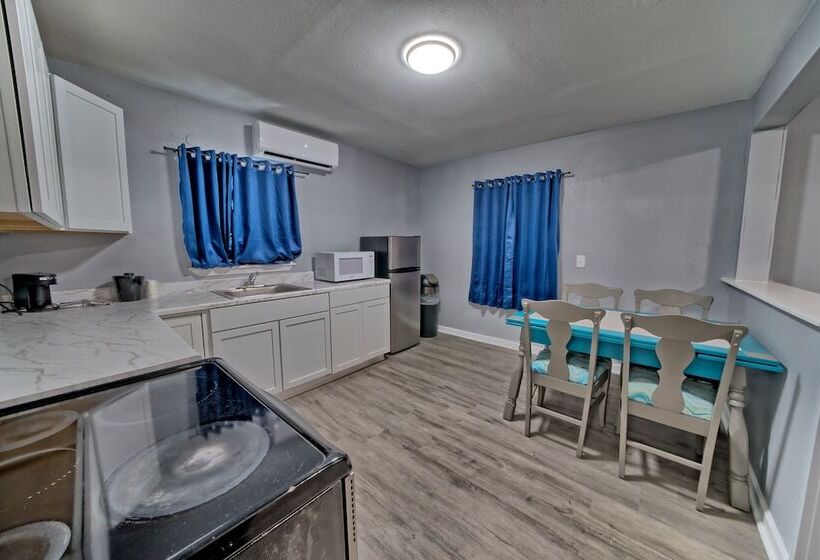 شقة غرفة واحدة مطلة على حمام السباحة, Aqua View Motel