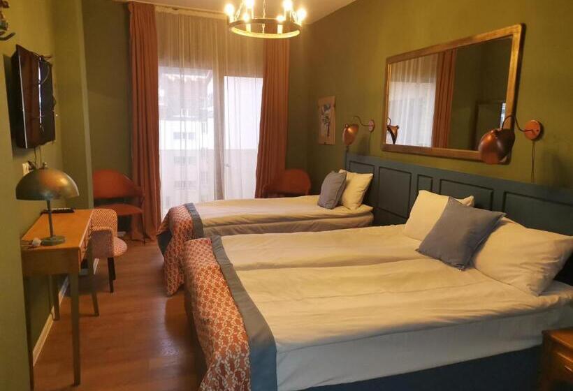 اتاق استاندارد سه نفره, Raimond Palace