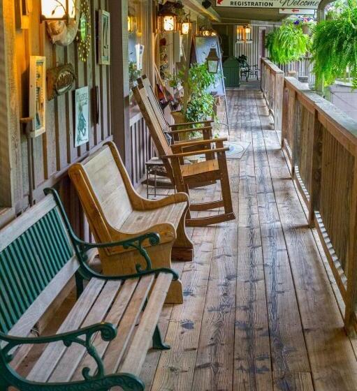 패밀리 룸, Mountain Harbor King Guest Room On Lake Ouachita By Redawning