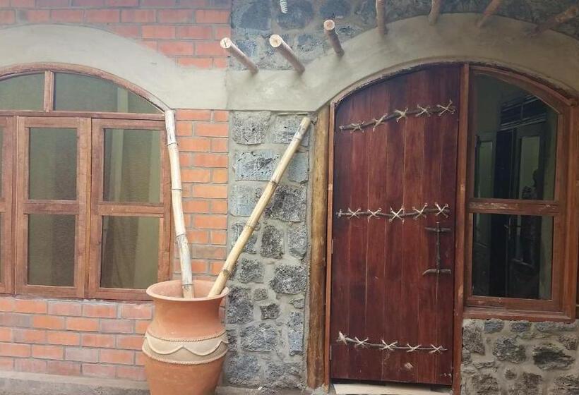 اتاق خانوادگی, Yambi Guest House