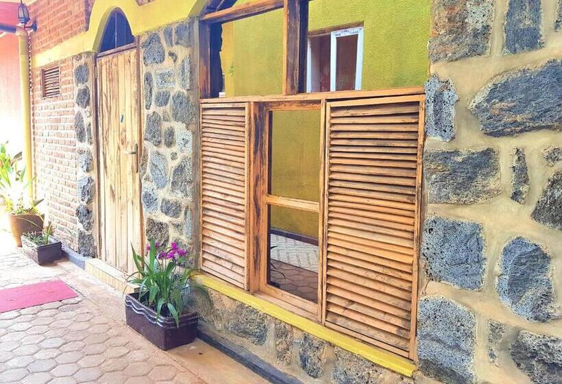 اتاق استاندارد سه نفره, Yambi Guest House