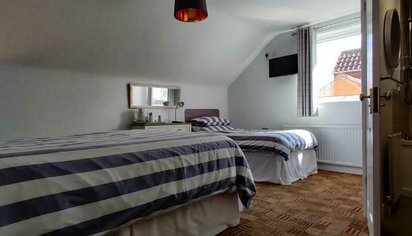 Номер Стандарт Трехместный, Aaron Lodge Guest House