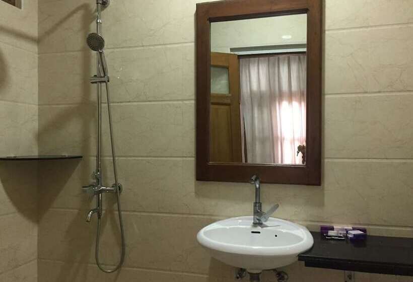 سوییت جونیور, Mr Charles Guest House