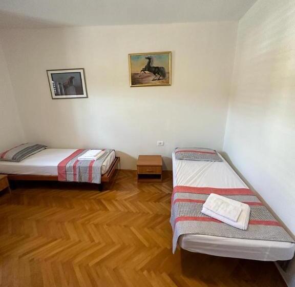 اتاق استاندارد سه تخته با سرویس بهداشتی مشترک, Hostel On The Road Trip
