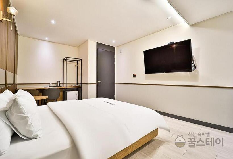 Quarto Estandar, Browndot Hotel Guun