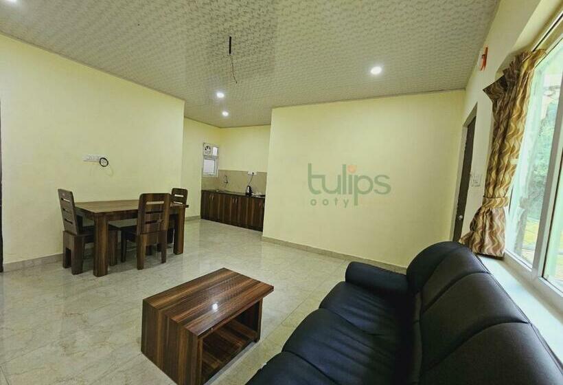 带阳台套房, Tulips Village Resorts