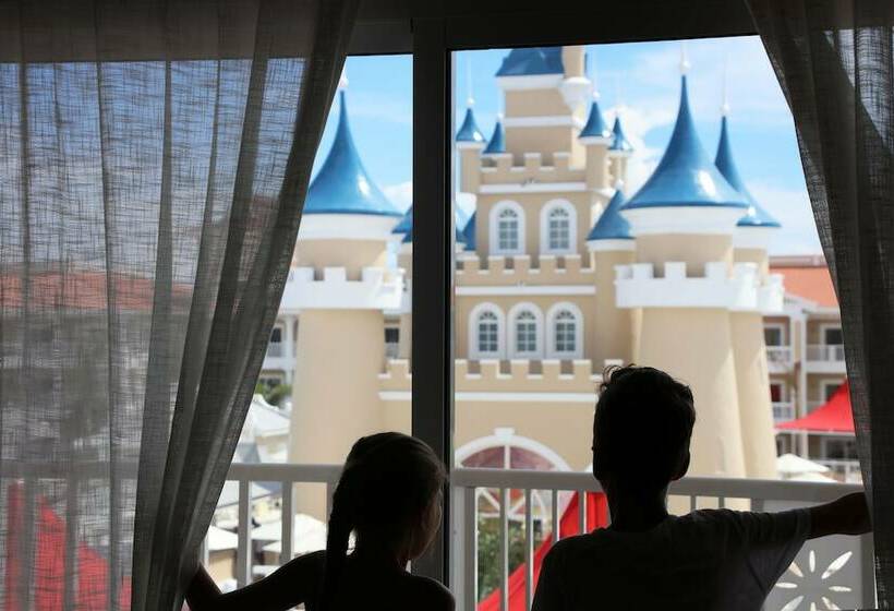 سوئیت جونیور دلوکس با چشم‌انداز, Bahia Principe Fantasia Punta Cana - All Inclusive