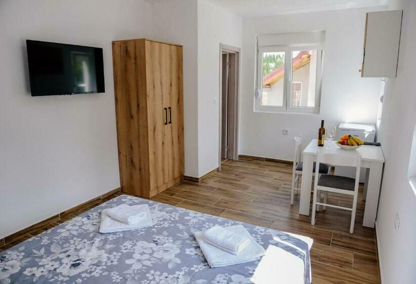 استودیوی استاندارد, Premium Apartments