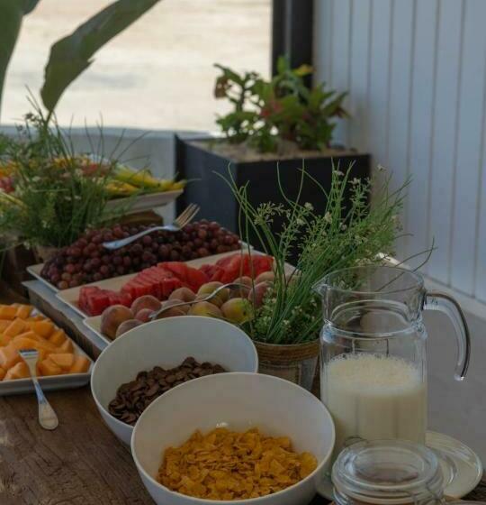 سوئیت جونیور با چشم‌انداز باغ, Olives At Santa Monica