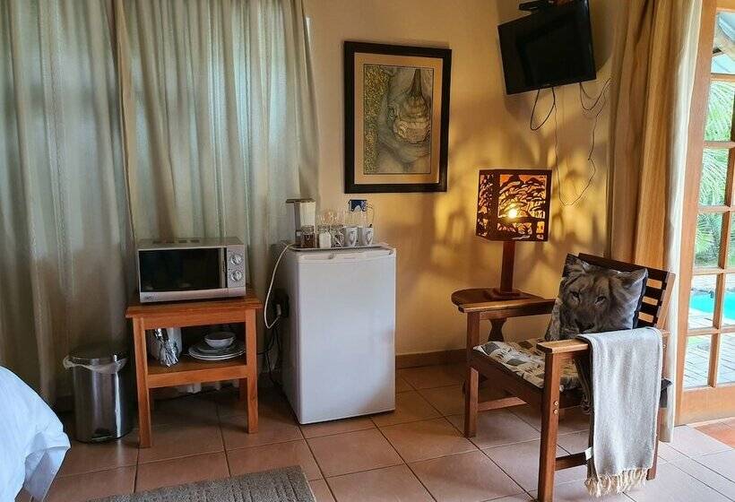 Номер Стандарт Вид на Бассейн, A Traveller's Palm