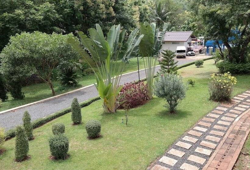 اتاق سوپریور سه تخته, Phubachiang Golf & Resort Pakse
