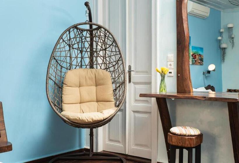 Президентский Люкс, Favela Living Space