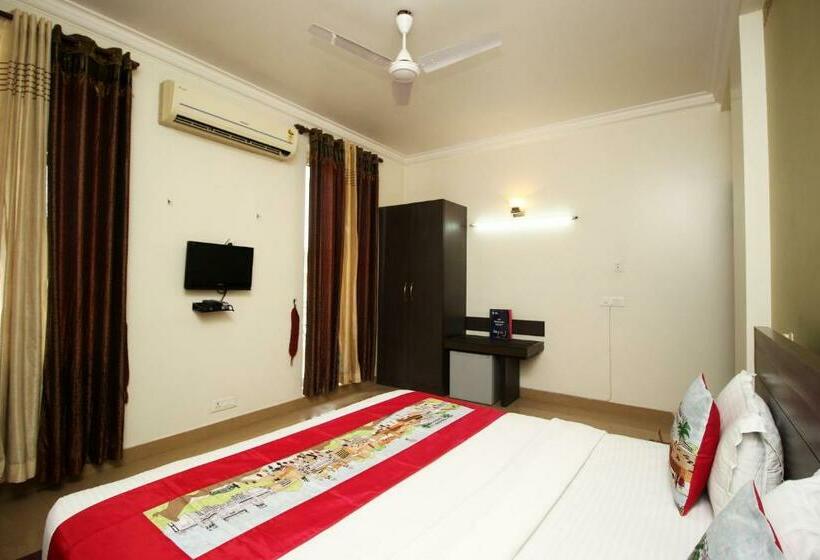 Трехместный Номер Классика, Collection O 8704 Hotel Sakshi