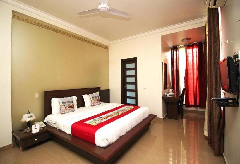 Трехместный Номер Классика, Collection O 8704 Hotel Sakshi