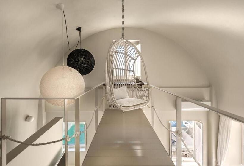 Представительский люкс с видом, West East Suites