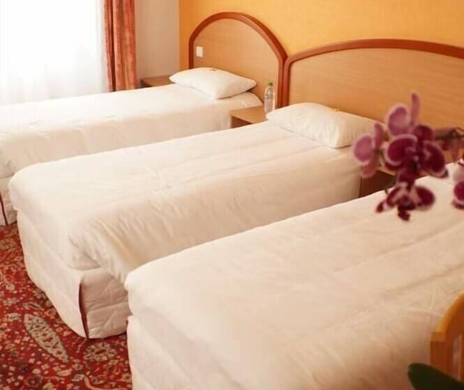 Номер Стандарт Трехместный, Logis Hôtel Du Commerce