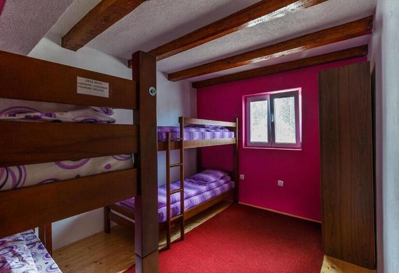 اتاق استاندارد چهارنفره با سرویس بهداشتی مشترک, Hostel Highlander