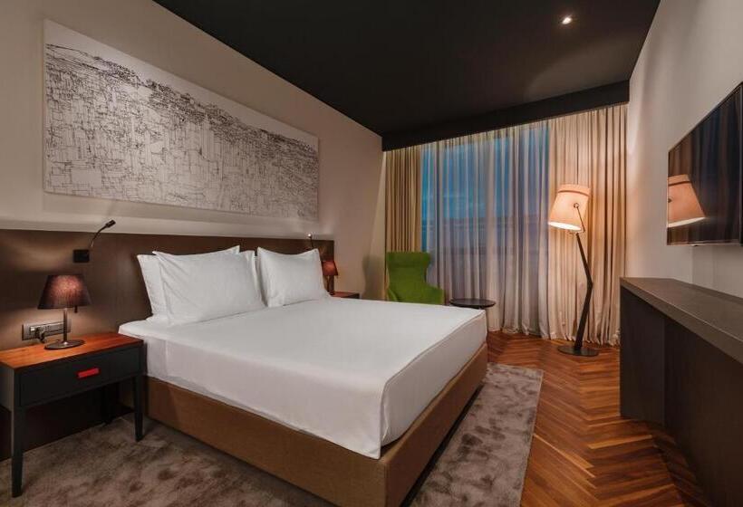 سوییت جونیور, Crowne Plaza Podgorica, An Ihg