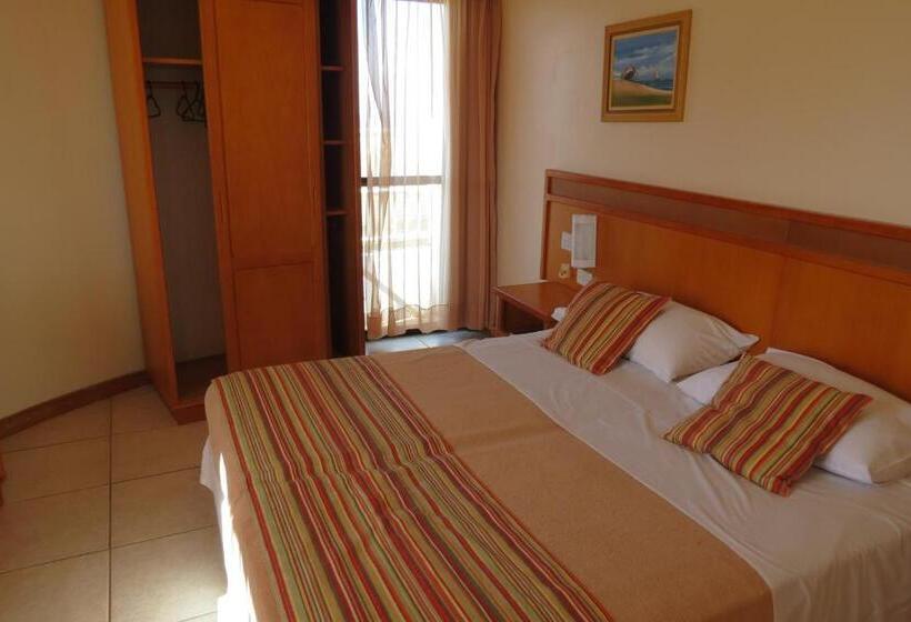 Quarto Triplo Estandar, Nelson Praia
