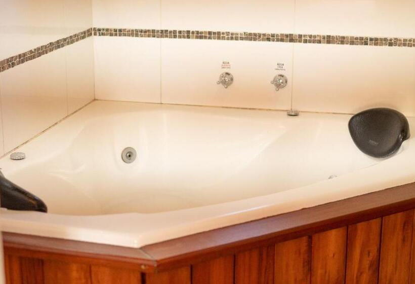 Quarto Deluxe com Hidromassagem, Pousada Suiça Mineira Centro