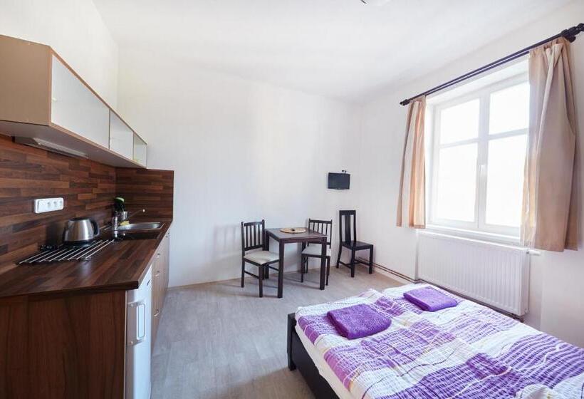 إستوديو قياسى, Hostel Foster