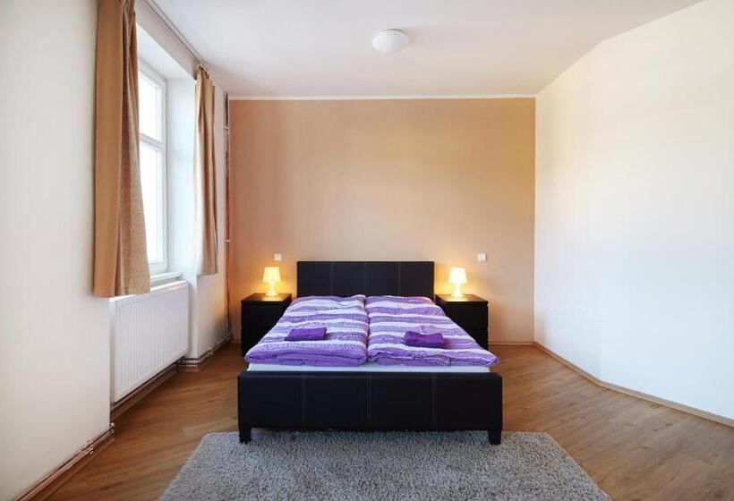 إستوديو قياسى, Hostel Foster