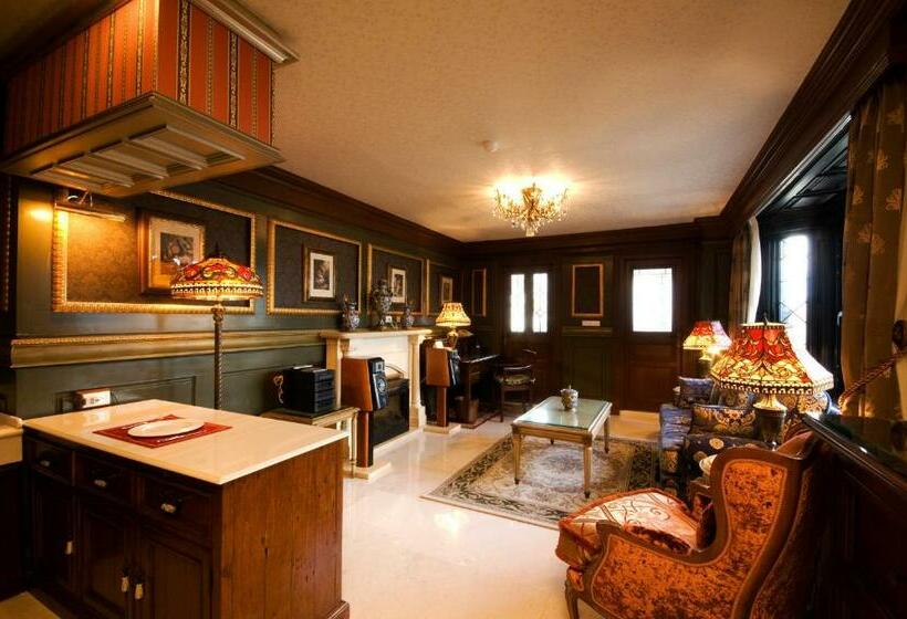 اتاق لوکس, The Old England Manor