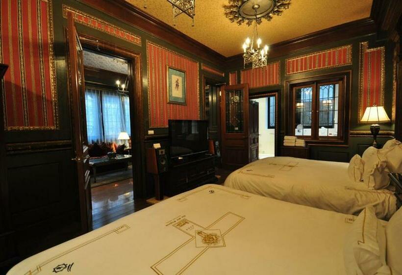اتاق سوپریور چهار تخته, The Old England Manor