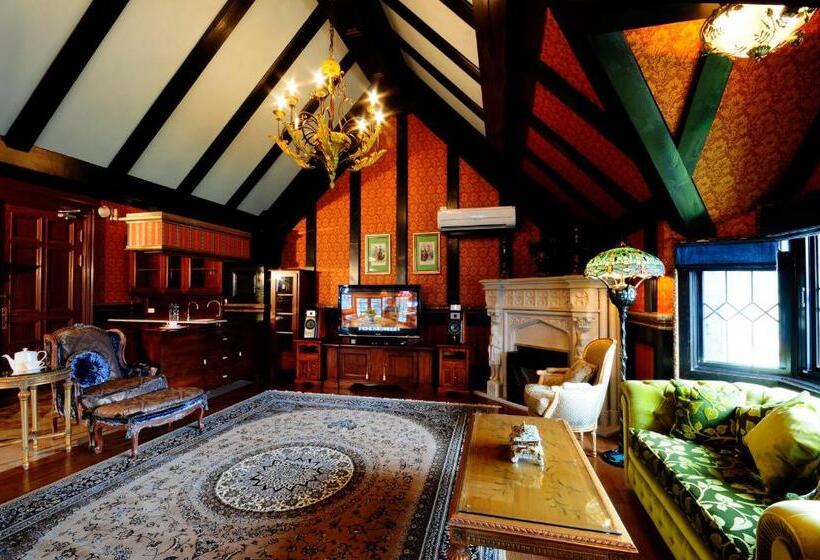 اتاق لوکس, The Old England Manor