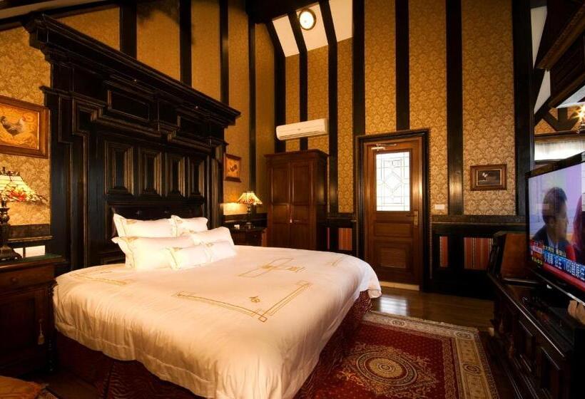 اتاق پریمیوم چهارنفره, The Old England Manor
