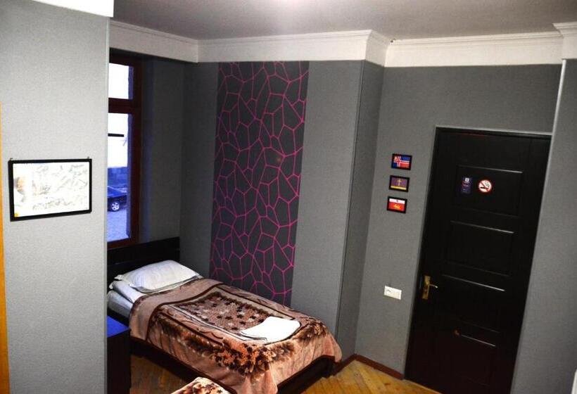 اتاق استاندارد سه نفره, Daeli