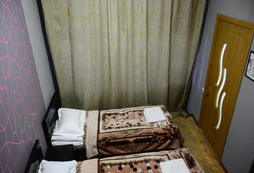 اتاق استاندارد سه نفره, Daeli
