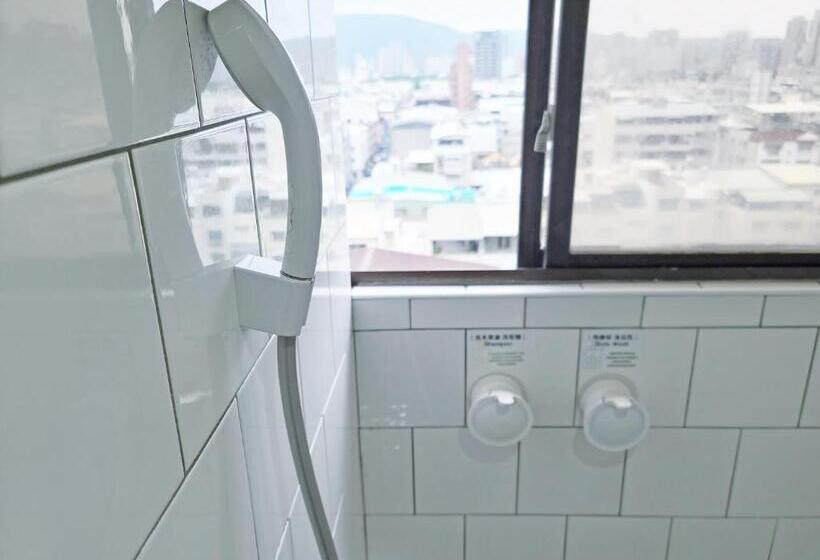 اتاق استاندارد چهارنفره با سرویس بهداشتی مشترک, Paper Plane Hostel