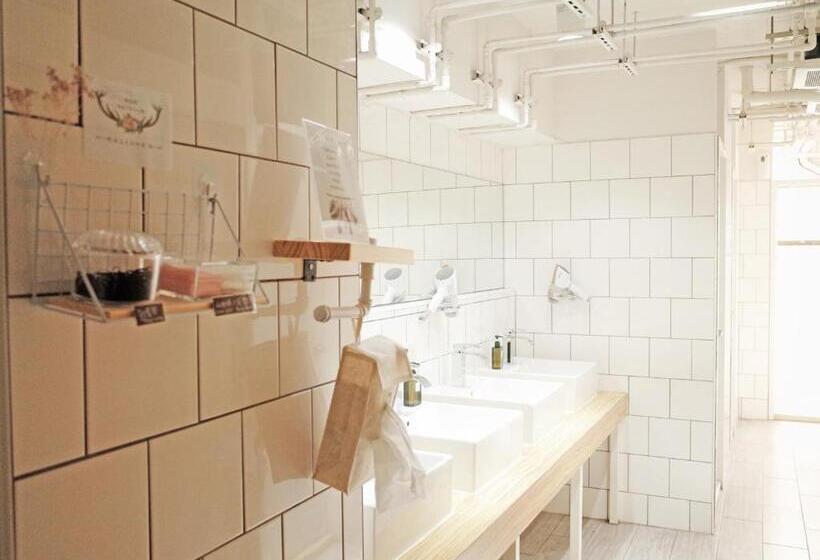 اتاق استاندارد چهارنفره با سرویس بهداشتی مشترک, Paper Plane Hostel