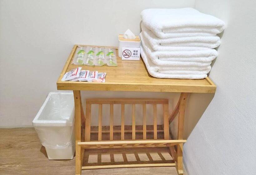 اتاق استاندارد چهارنفره با سرویس بهداشتی مشترک, Paper Plane Hostel