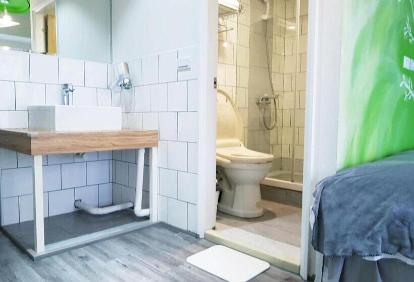 اتاق لوکس, Paper Plane Hostel