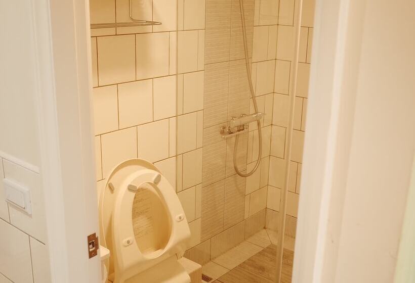 اتاق استاندارد چهار تخته, Paper Plane Hostel