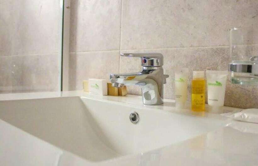 1 Bedroom Penthouse Apartment, Earl Heights Suites