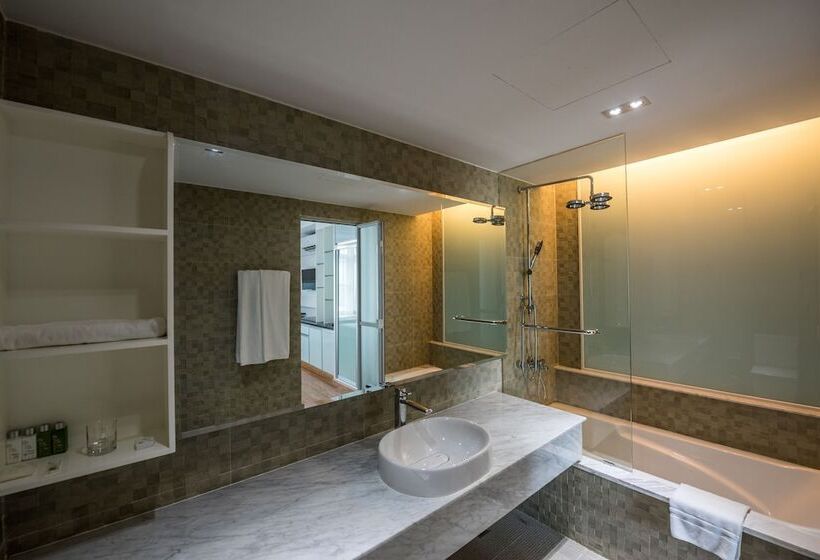 Люкс 2 Спальни, Naki Suites @ Silvertown