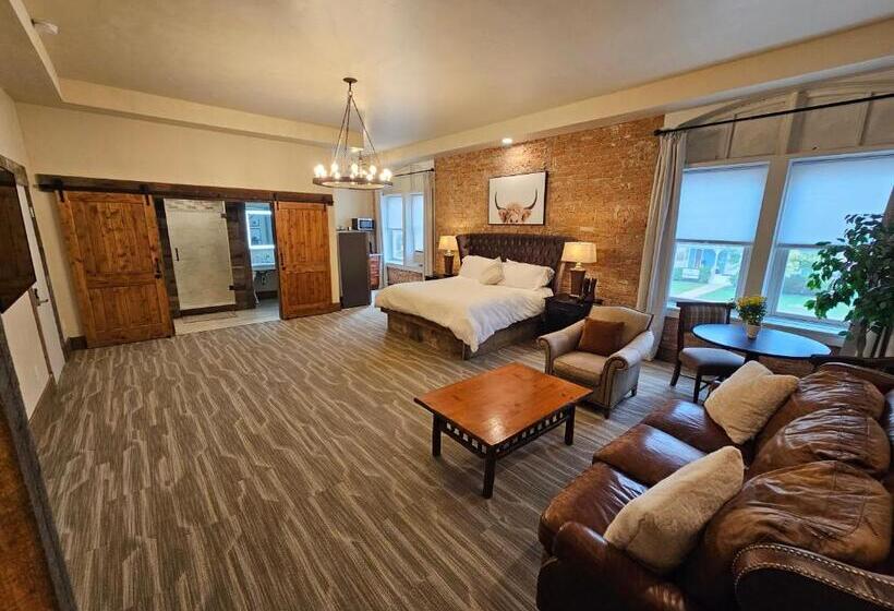 سوییت لوکس, Eaglescape Suites And Event Center