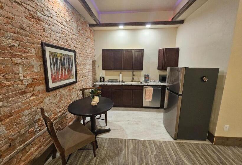 استودیوی لوکس, Eaglescape Suites And Event Center