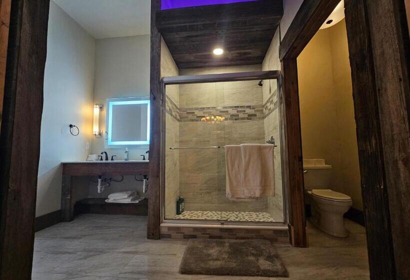 استودیوی لوکس, Eaglescape Suites And Event Center