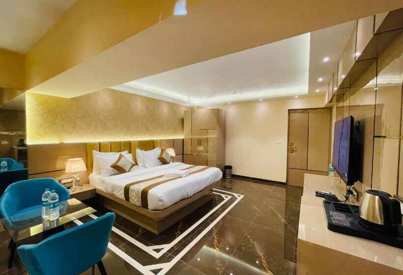 سوییت لوکس, Home2 Renaissance Club