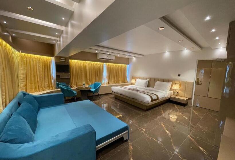 سوییت اجرایی, Home2 Renaissance Club