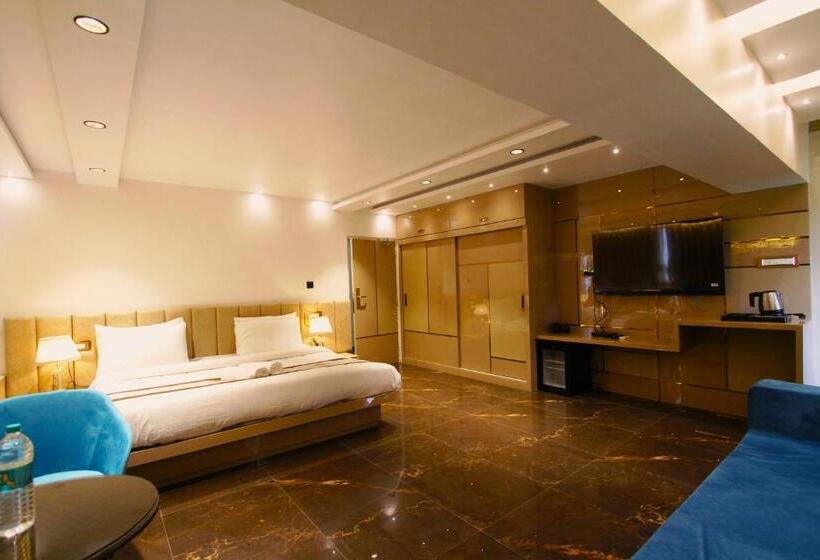 سوییت اجرایی, Home2 Renaissance Club