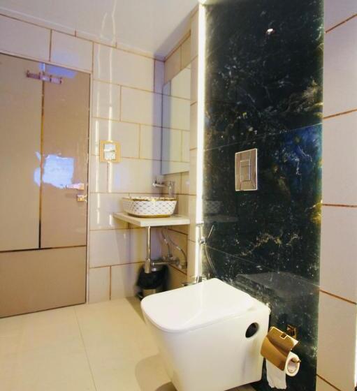 سوییت لوکس, Home2 Renaissance Club