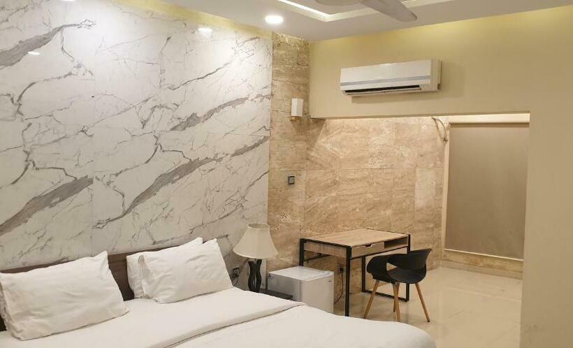 اتاق لوکس, Gofas Lodge