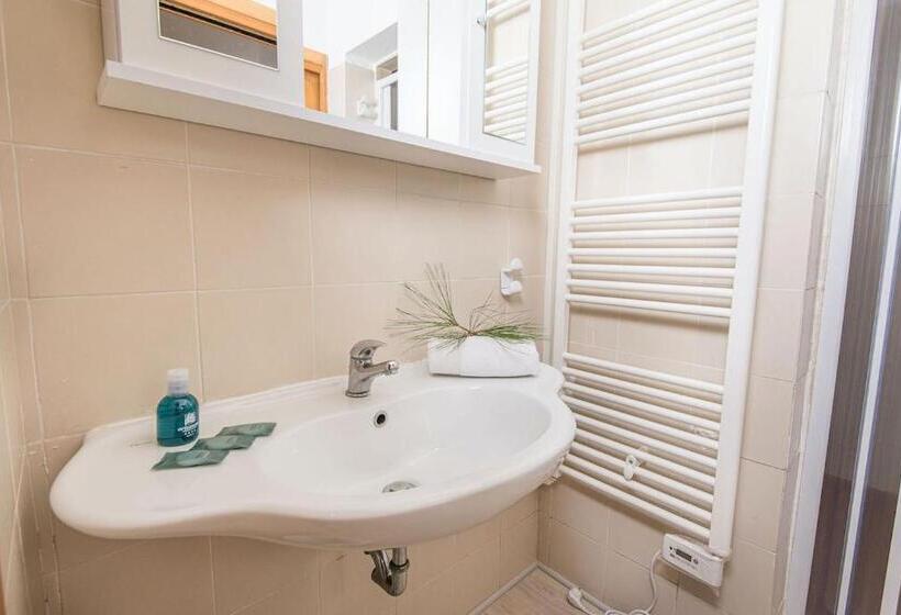 דירת חדר, Isa Appartament Plus 4 Beds, Air Conditioning And Private Outdoor Area In Village With 6 Swimming Po